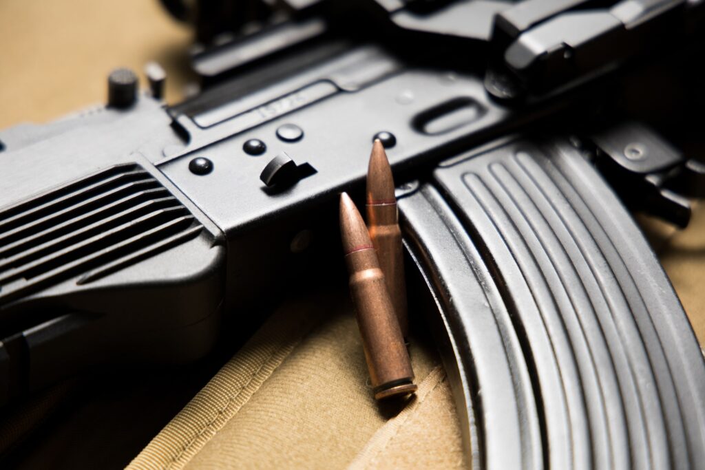 Kalaschnikow-Gewehr mit Magazin und zwei Patronen in Nahaufnahme.