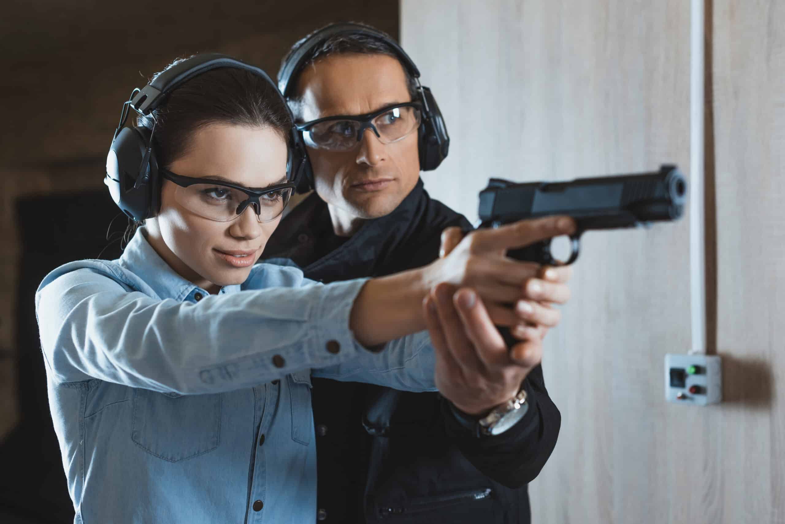 Teilnehmerin mit Schutzbrille und Gehörschutz beim begleiteten Intro-Training.